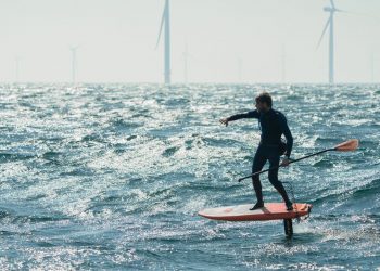 Ο Casper Steinfath είναι ο πρώτος άνθρωπος που περνάει από τη Δανία στη Σουηδία με SUP hydrofoil